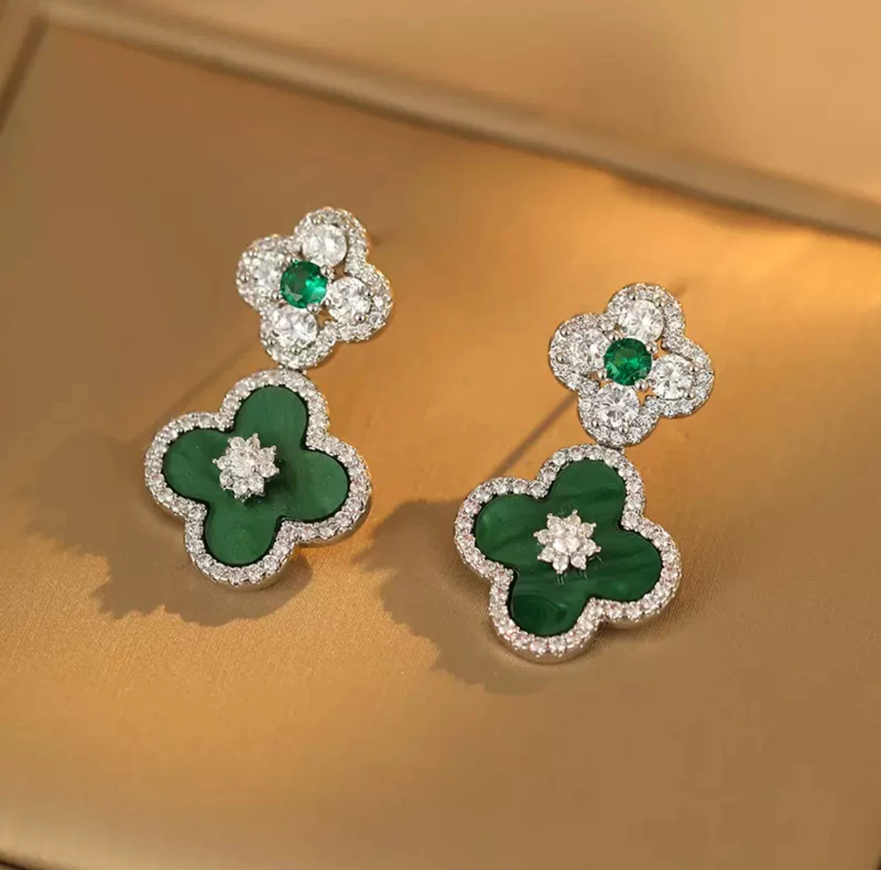 

Hot-selling luxury zircon earrings, high-end, exquisite, small-scale earrings, high-end feeling, fashionable temperament