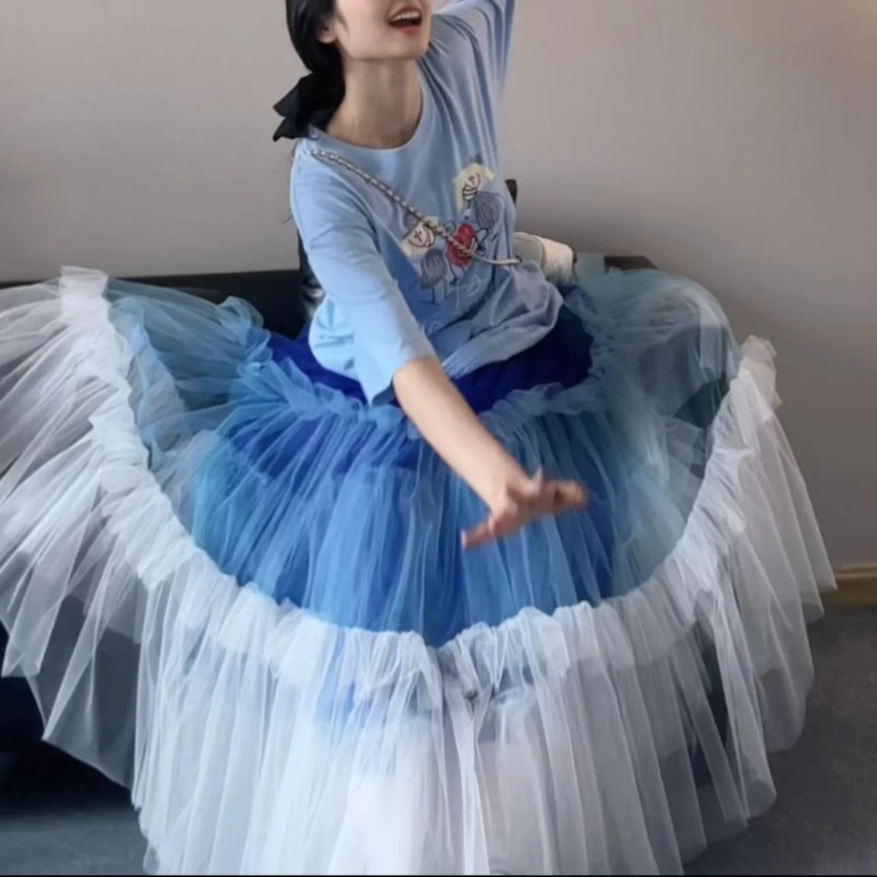 

Irregular blue gradual change mesh umbrella skirt tower skirt medium and long fluffy skirt imported mesh fairy A pendulum