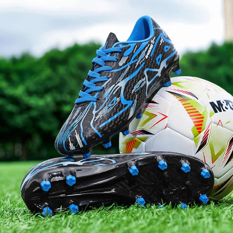 

A pair of children's four-season leather football shoes with long studs, wear-resistant football shoes, sizes 31-44，MZ-999