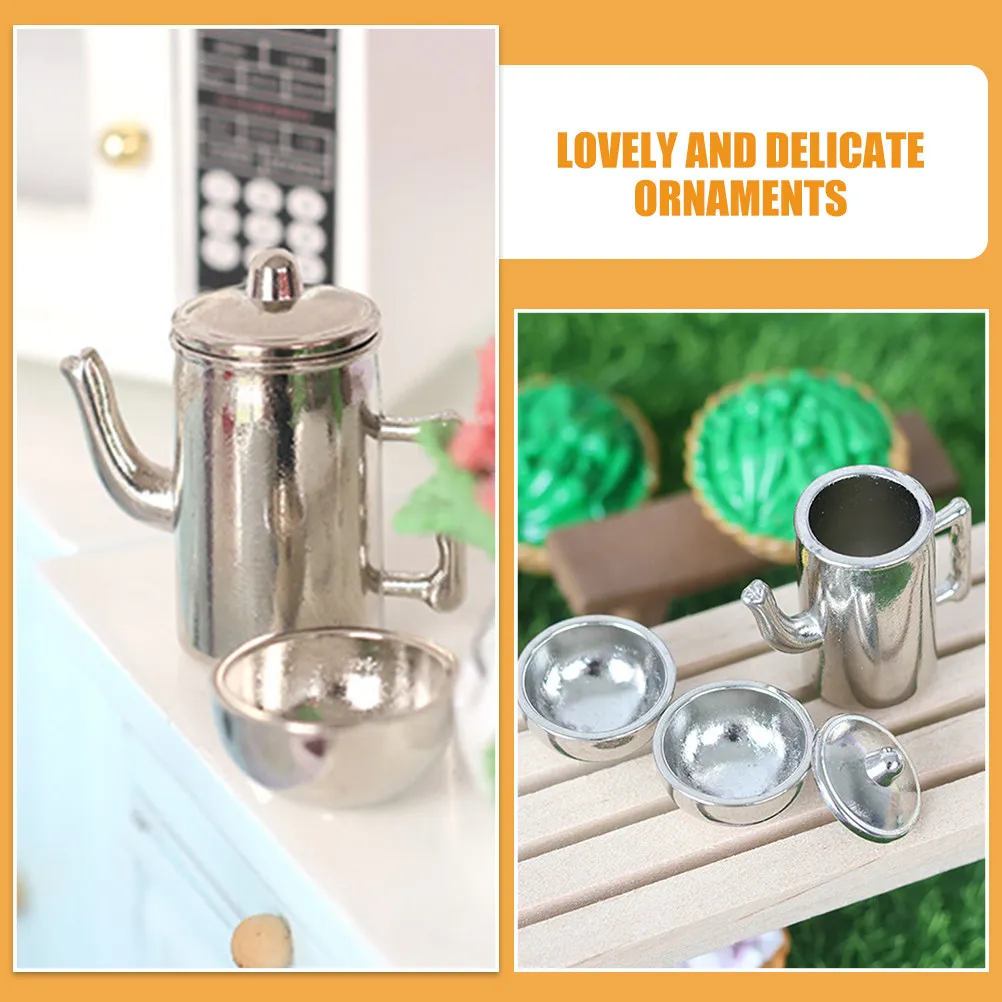 

Набор миниатюрной посуды: изысканный металлический чайник, чашки, палочки для еды. Элегантное украшение для миниатюрного домика или кухни.