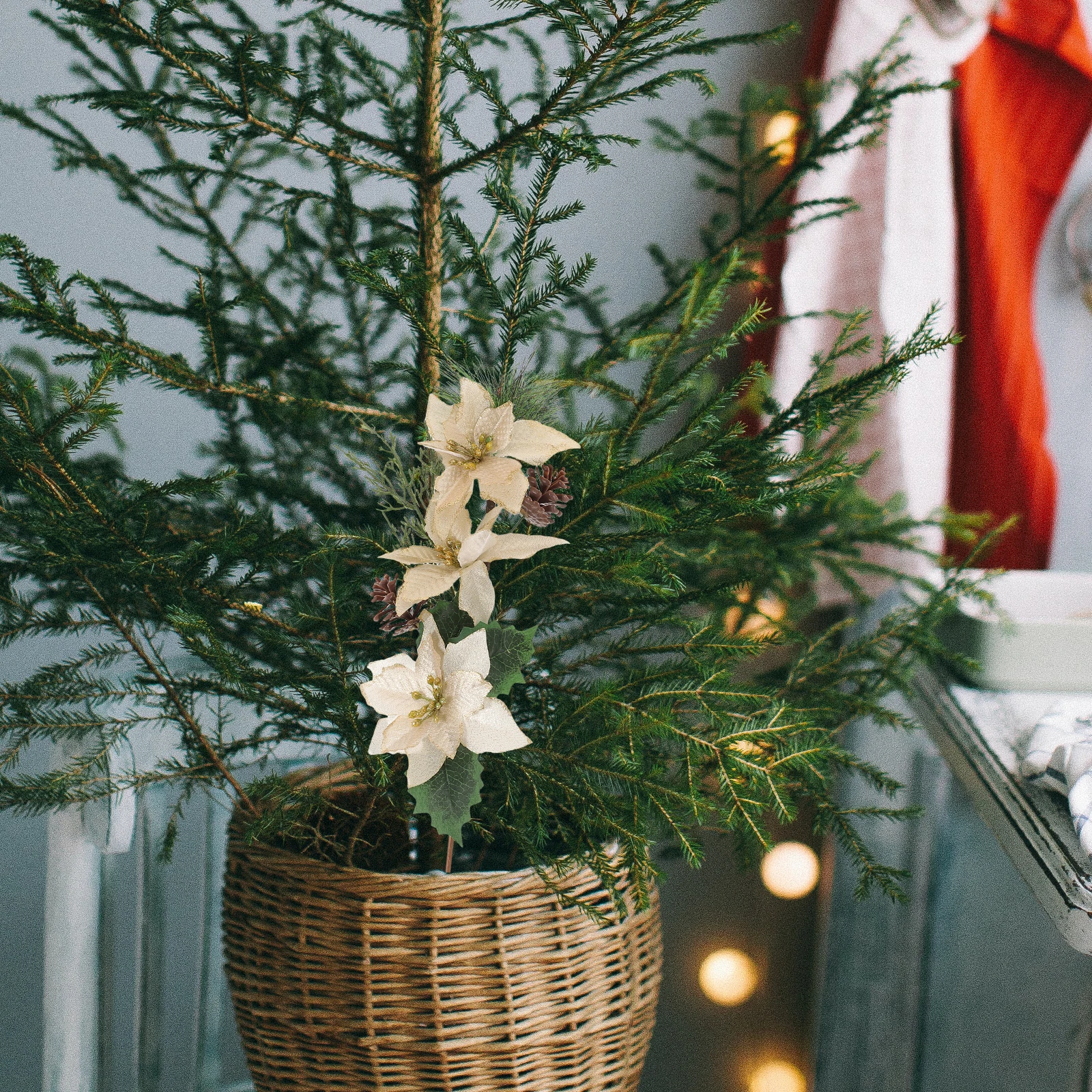 

2pcs Christmas Poinsettia Stems Realistic Flower Picks Festive Home Decor Plastic Artificial Poinsettia For Xmas Tree Vase