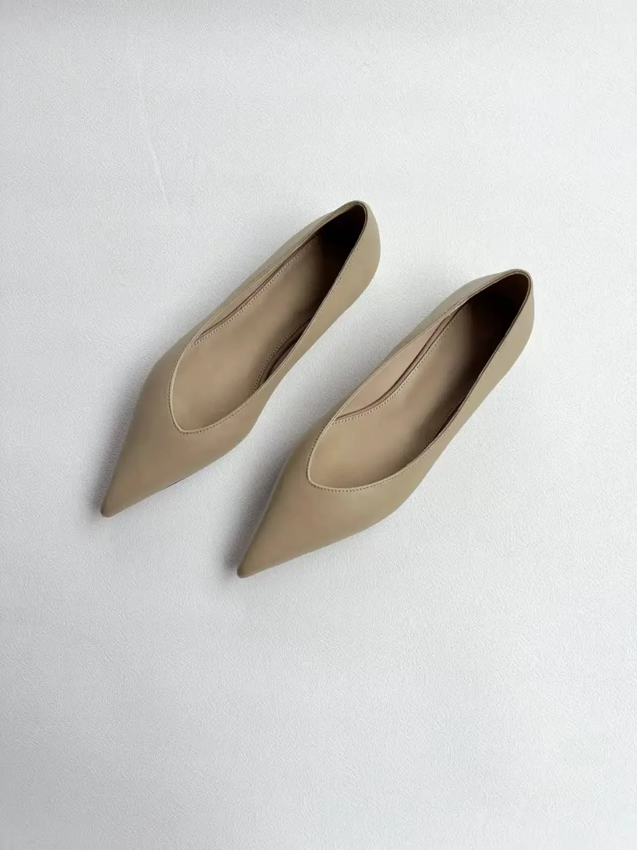 

Кожаные асимметричные модные балетки ручной работы на заказ, кожаные лоферы без шнуровки с острым носком из овчины