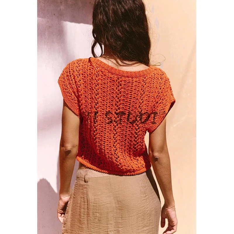 بلوزة نسائية جديدة للربيع والصيف محبوكة ومجوفة بأكمام واسعة وياقة مستديرة قصيرة بأسلوب الشاطئ والإجازات ضيقة من ألياف البوليستر