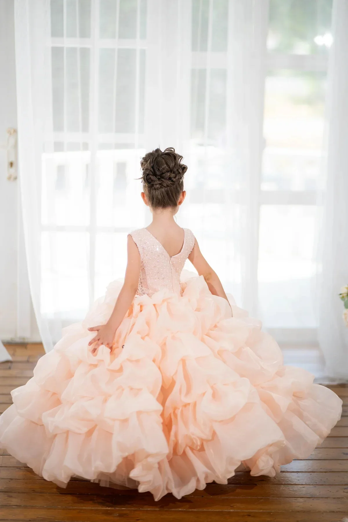 Blumenmädchenkleid für Hochzeiten, mehrlagiger, bauschiger Stil mit Perlenverzierung, geeignet für Baby- und Kindergeburtstagsfeiern & Erstkommunion. – Detail 2