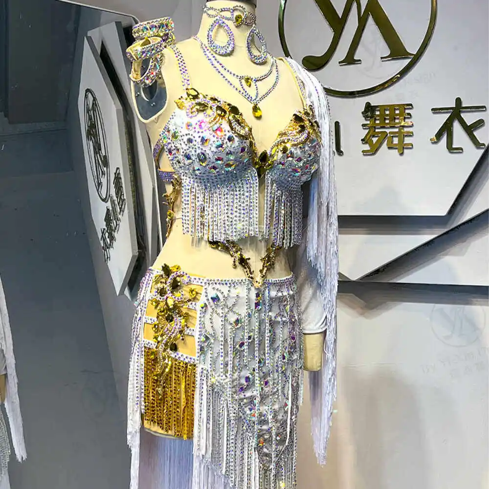 

Костюм для соревнований по танцу живота с топом, украшенным стразами и бахромой, и юбкой с кисточками для профессиональных выступлений на сцене