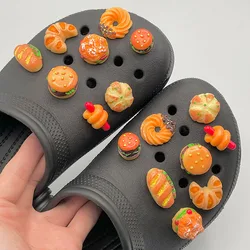 8 pezzi divertenti Hamburger pane 3D ciondoli per scarpe per sandali decorazione carino Croissant Hot Dog Pins Fit pantofola per bambini accessori fai da te