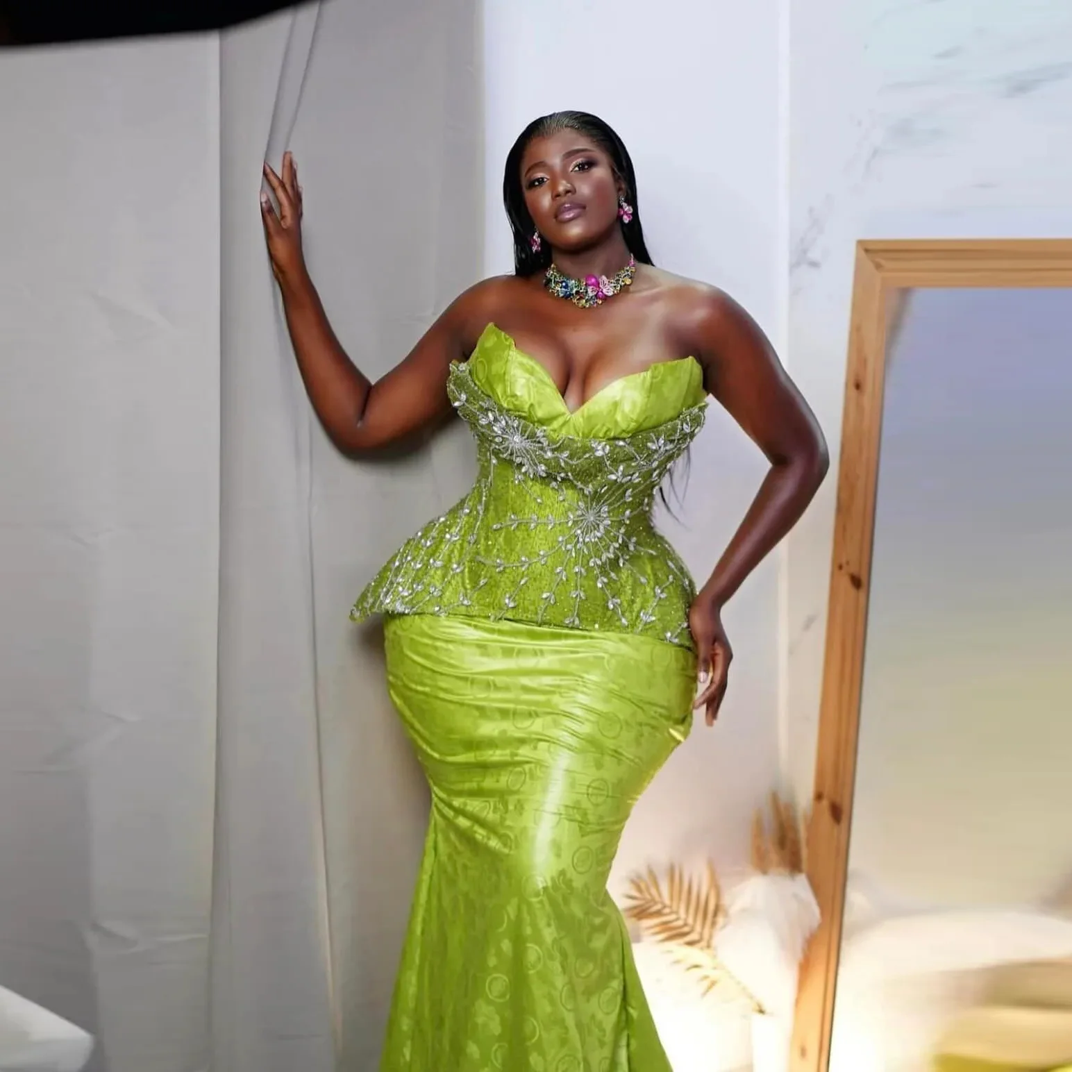 

Elegant Green Lace Evening Dresses V Neck Appliques Custom Made Mermaid Formal Party Dress Beading Long Prom Gown Sleeveless