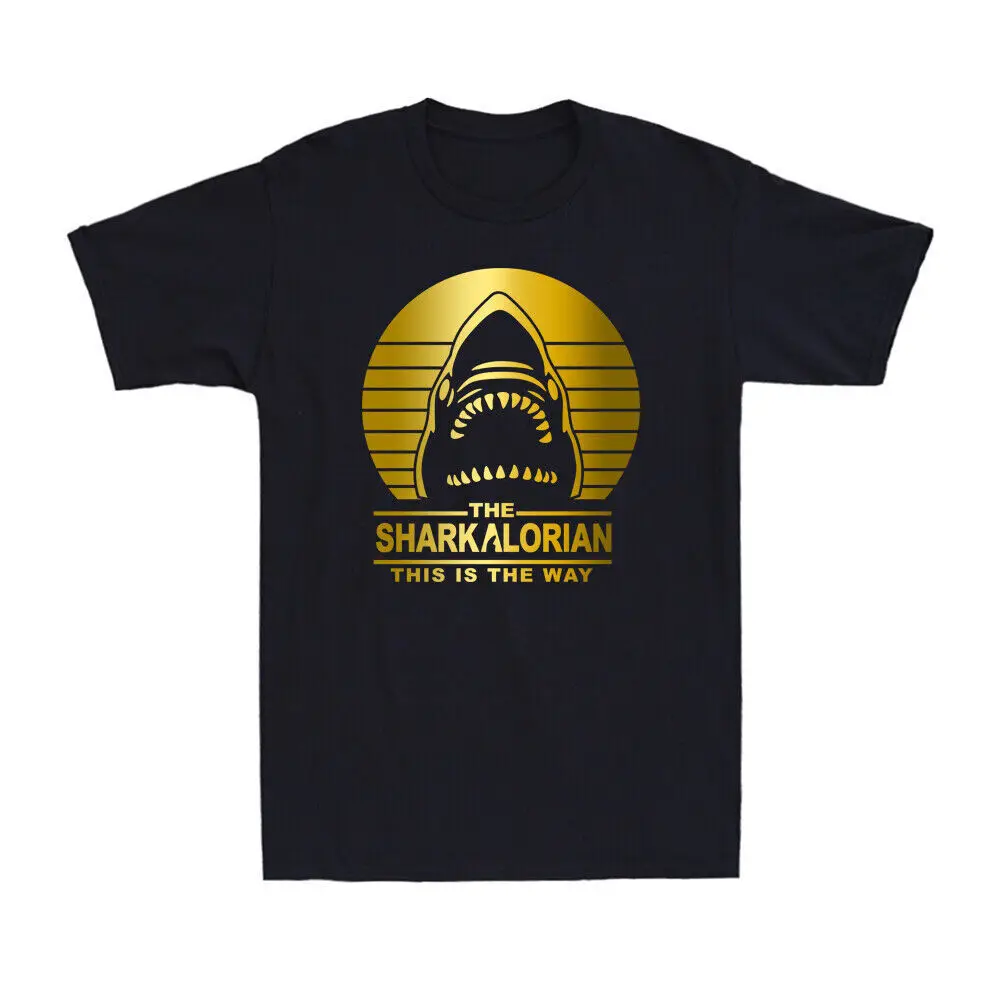 

Мужская футболка с золотистым принтом для любителей акульи