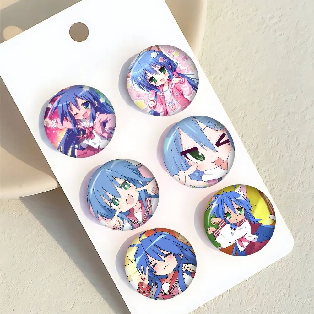 Konata Izumi Anime-Charakter, kreative Anstecknadeln, lustige runde Snap-in-Brosche, Abzeichen, Rucksack, Hut, Accessoires, Schmuck, Geschenke für Freunde