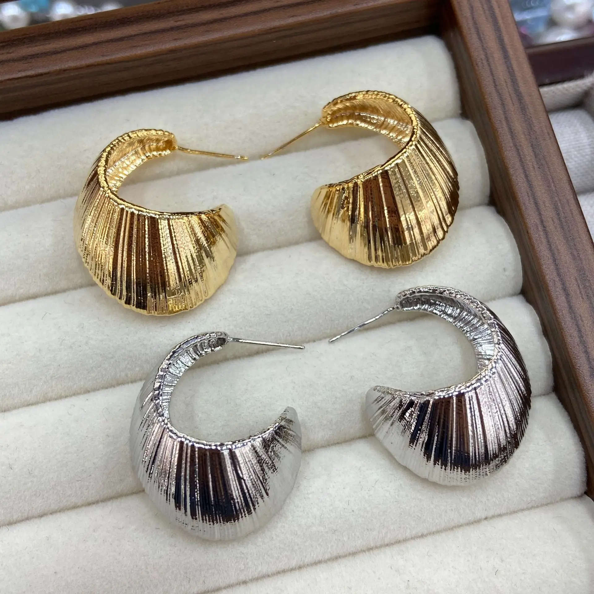 Retro Pleated Fan Crescent Hoop Earrings Gold Silver Tone  Textured Wide C Huggie Earrings Minimalist Trendy Women Accessories