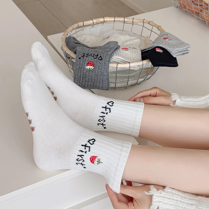 

Новые женские милые носки Kawaii, модные женские носки с вышивкой, повседневные дышащие модные эластичные короткие носки с надписью, повседневные удобные