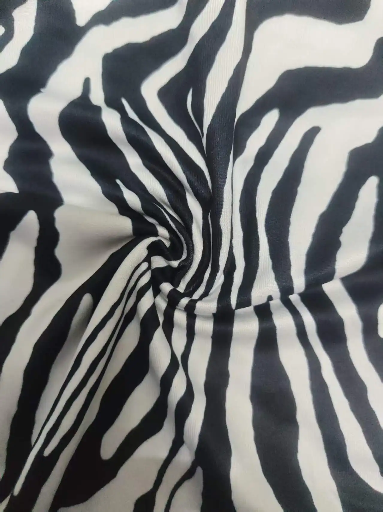 Sommerliches ärmelloses Damen-T-Shirt mit modischem Print und Trägern – vielseitiges, lässiges, atmungsaktives Sling-Top aus mikroelastischem Stoff – Detail 6
