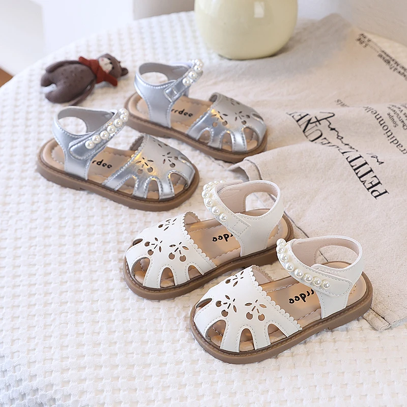 

Girls' Summer Sandals 2026 Pearl Decorated Round Toe Breathable Hollow Design Lightweight Beach Shoes for Children Casual Shoes