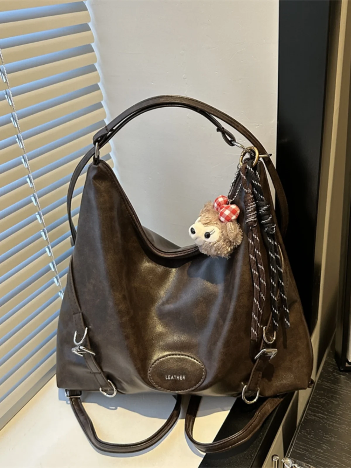 

Ретро-сумка-тоут большой вместимости для женщин, повседневная, осень-зима 2024, новая модель, на два плеча, или на одно плечо