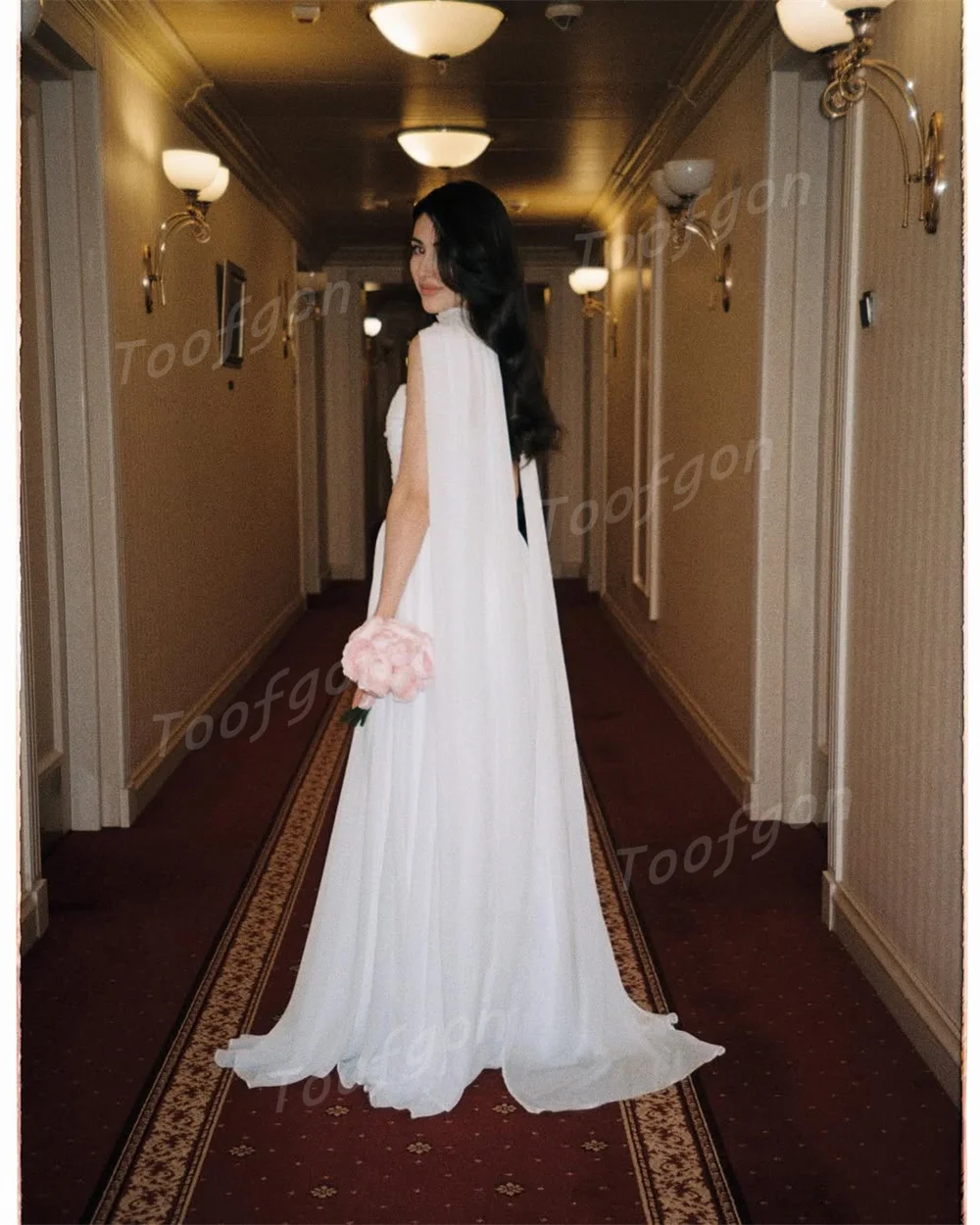 Toofgon ストラップレスシフォン A ラインエレガントなイブニングドレス女性のためのショールノースリーブプリーツフォーマルパーティーウエディングドレスカスタマイズ