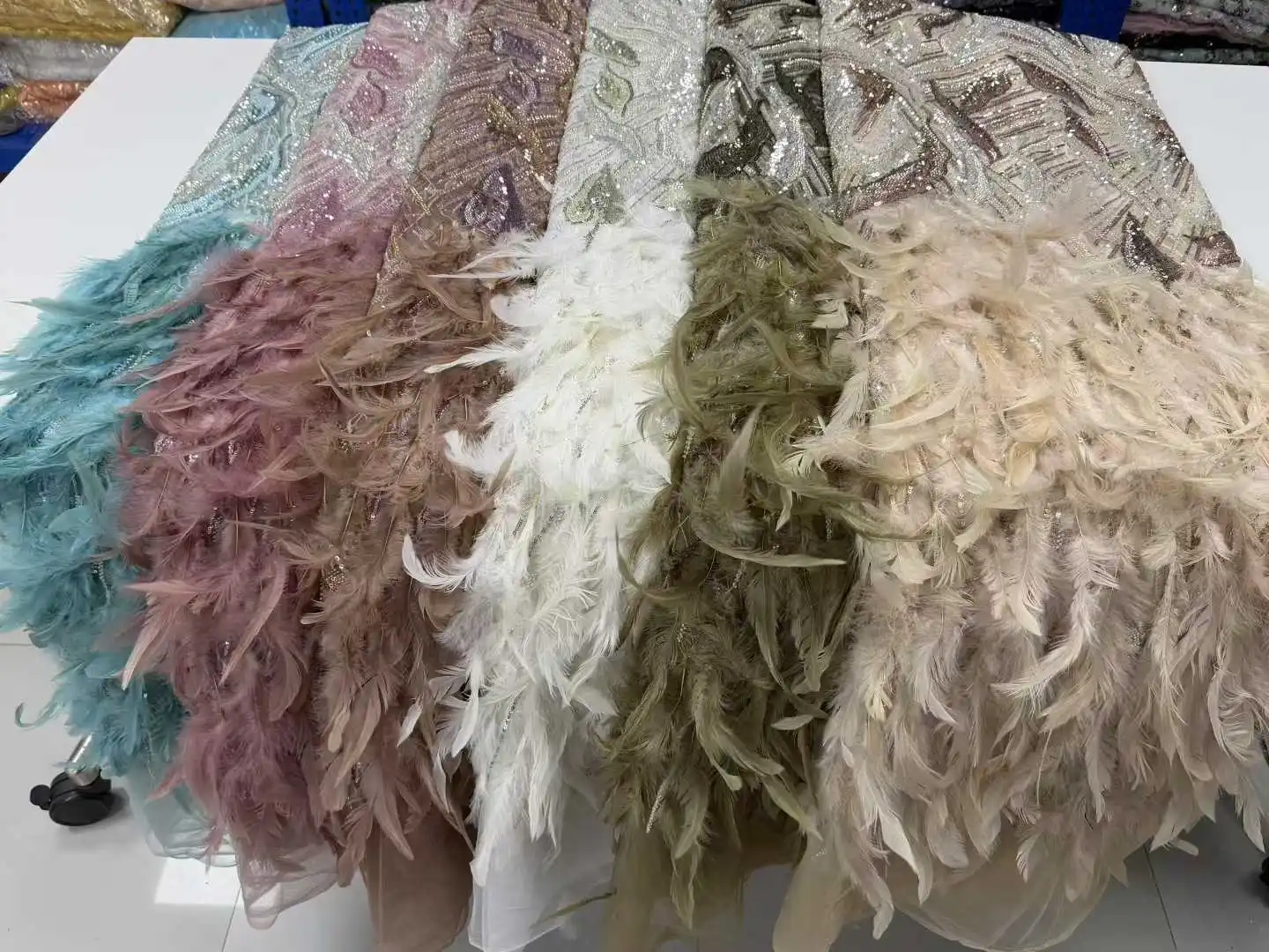 Haute lusso fatto a mano 3D piuma applique design moda africana in rilievo pizzo netto tessuto francese abito da sera in pizzo netto CC1809