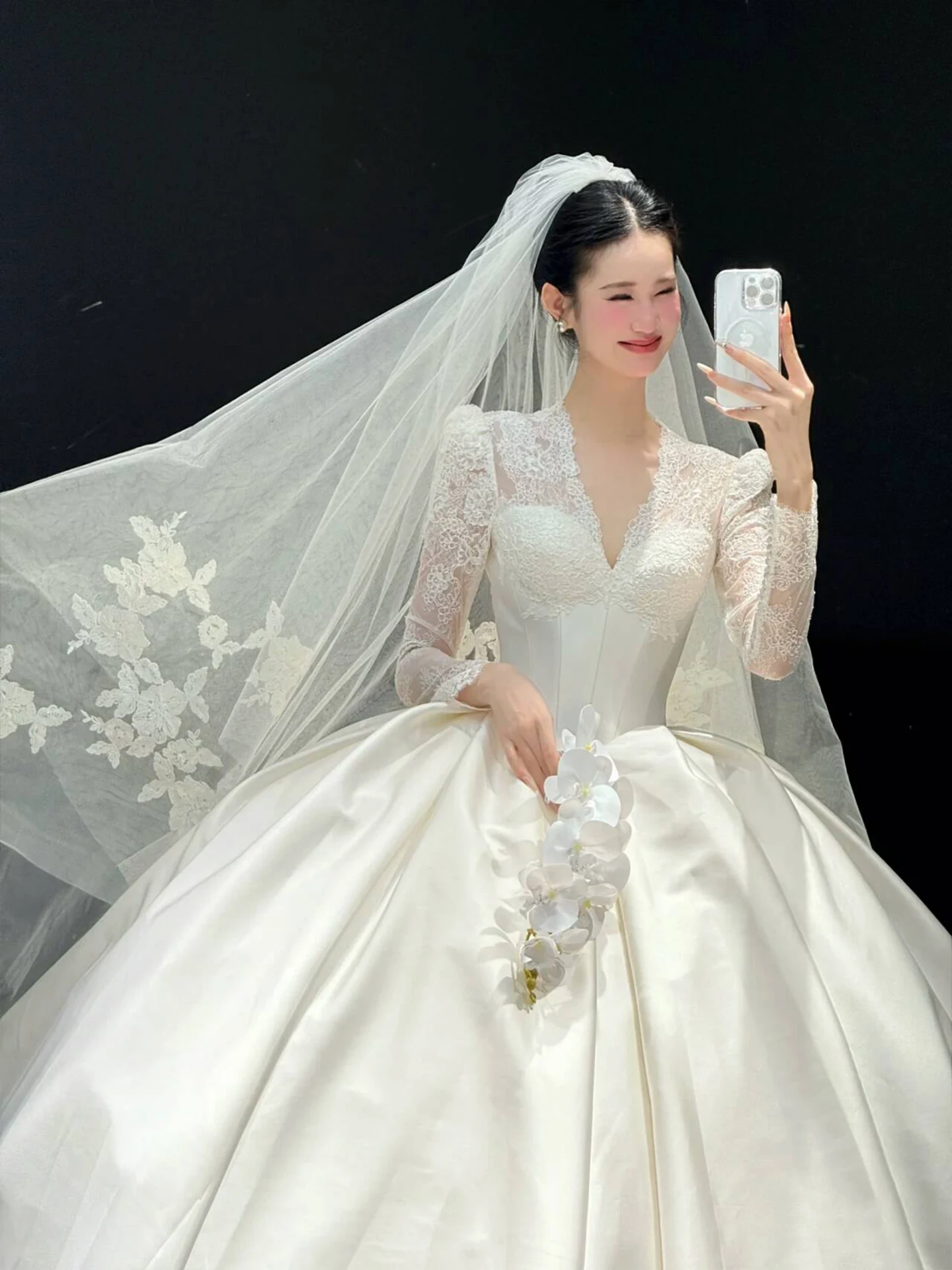French Satin Long Sleeve Wedding Dress 2026 New Bridal Palace Style Main Yarn High-End Advanced Texture Trailing Light Summer