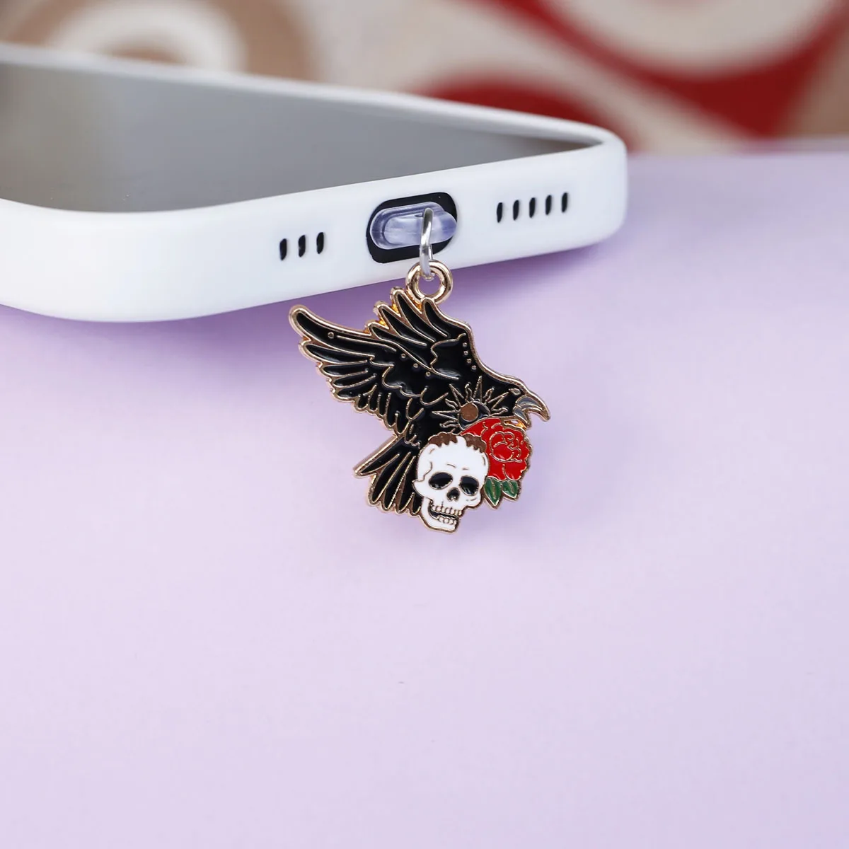 1 Stück Kunstvoller Rosen-Totenkopf-Krähen-Mond-Knochen Staubschutz-Anhänger für Mobiltelefone, Zubehör-Dekoration für iPhone und Type-C-Anschlüsse, Geschenk-Schlüsselband – Detail 16