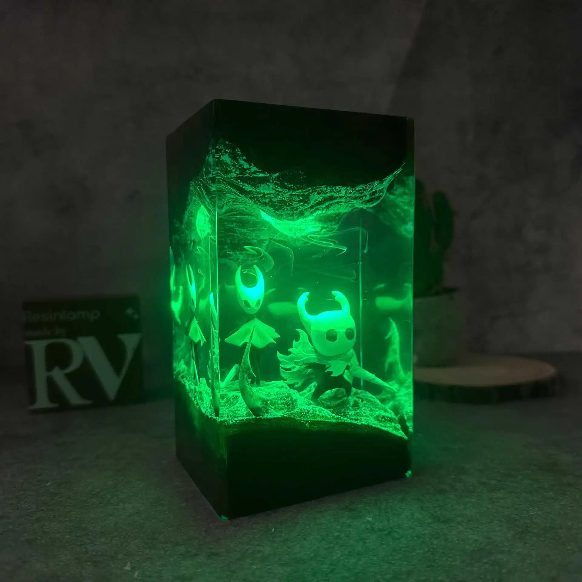 Figurka Gry Hornet Organiczna Żywica Lekka Kreatywna Sztuka Lampka Nocna Dekoracja Rękodzieło Hollow Knight Lampa Stołowa Ładowanie USB