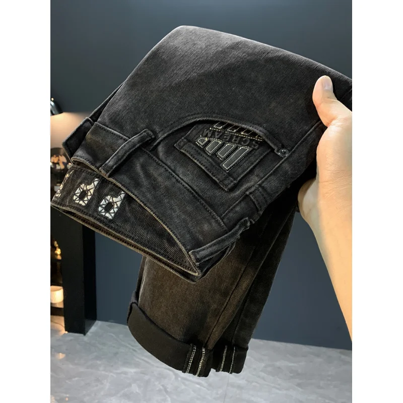 2025年秋新作 メンズ向けファッショナブルなライトラグジュアリーブラックジーンズ ハイエンドメンズ服 ストレッチスリムフィット スモールレッグパンツ