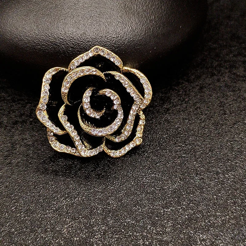 Broche de camélia para mulheres, com um visual moderno e sofisticado. Apresenta um design de nicho e um broche retrô estilo chanel