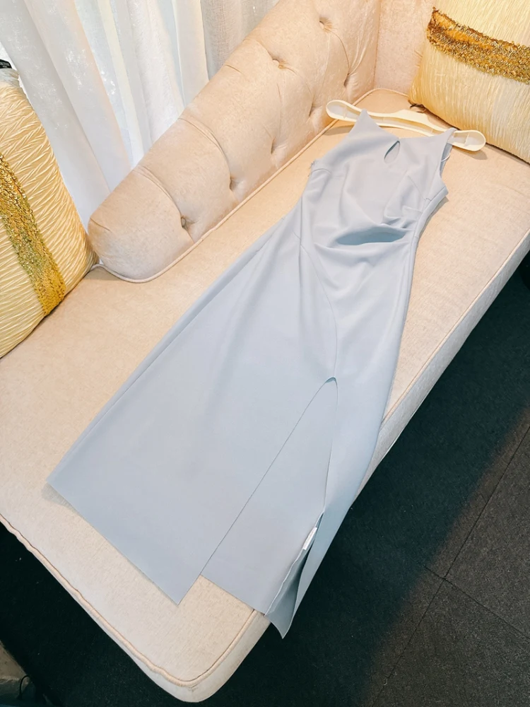 فستان أنيق وجذاب بقصة ضيقة باللون الأزرق مع فتحة جانبية على الطراز الفرنسي، تنورة ميدي بخصر مرتفع وياقة على شكل V مع إغلاق بس...