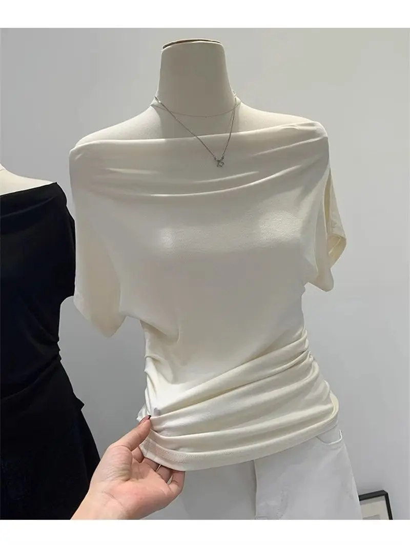Sommerliches, schwarzes Damen-T-Shirt mit einem Schulterträger, kurzen Ärmeln, im koreanischen Stil, figurbetont, mit freiem Schulterbereich, modisch. – Detail 7