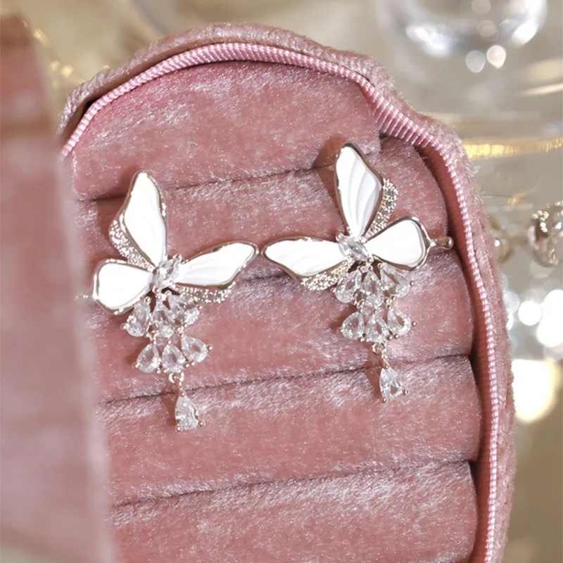 1 Pair White Butterfly Ultra-glamorous Cascading Earrings with A Sweet Girlish Charm and Elegant Style
