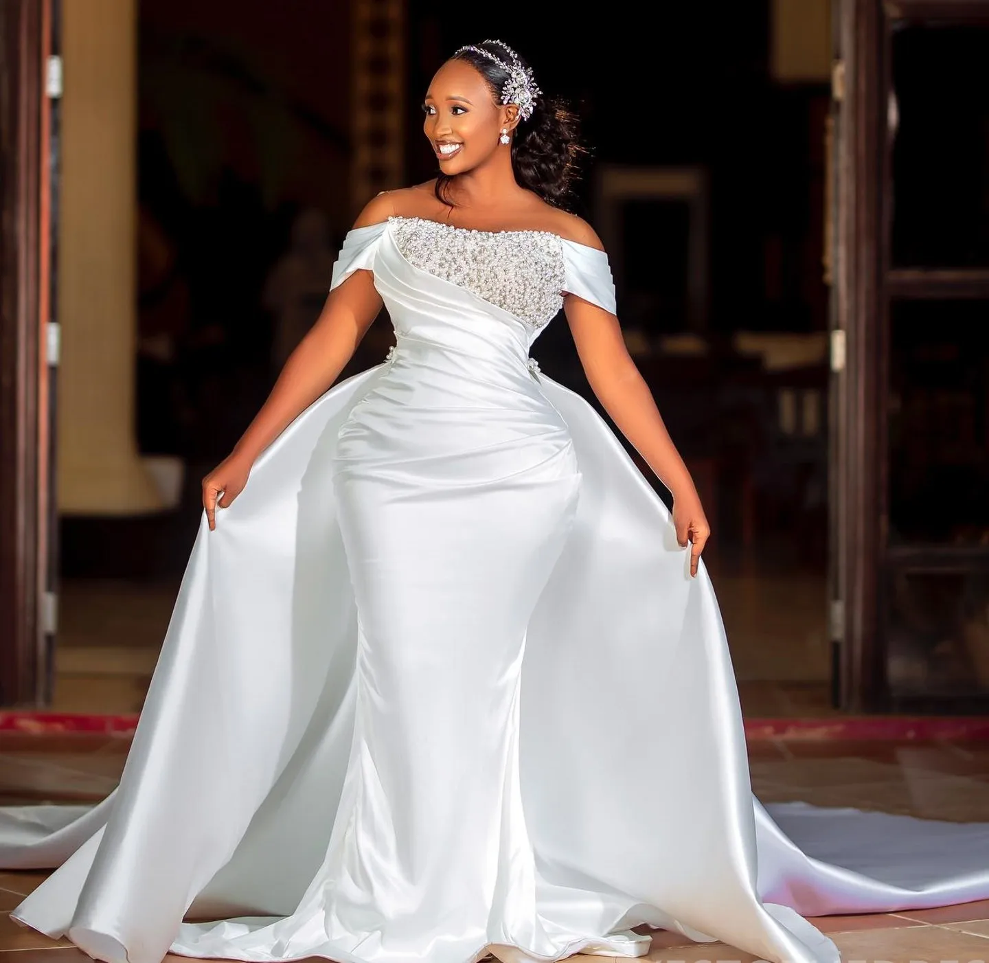 

Plus Size African Wedding Dress For Bride Bridal Gowns Detachable Train Illusion Mermaid Sheer Neck Satin Beaded Pearls