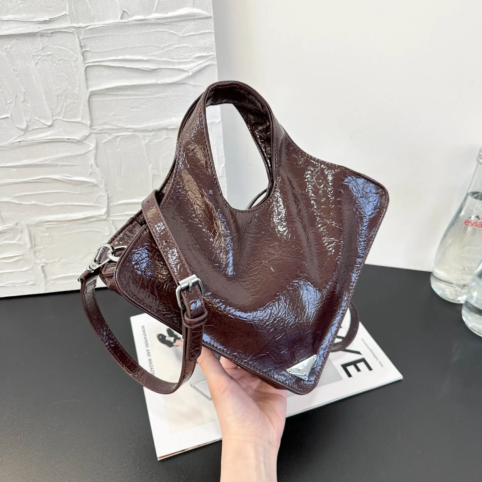 

2025 Triangle Tote Bag, Niche Shoulder Purse for Women, Spacious Commuter Crossbody, Versatile Day to Night Bag, Textured Sling