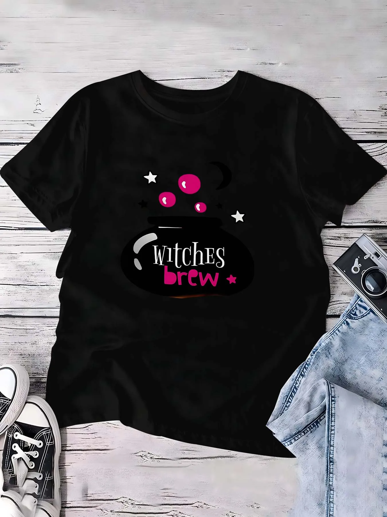 Roupa temática de fermentação de bruxas de Halloween plus size mostrando design mágico de caldeirão com elementos de estrelas e lua para look fashion