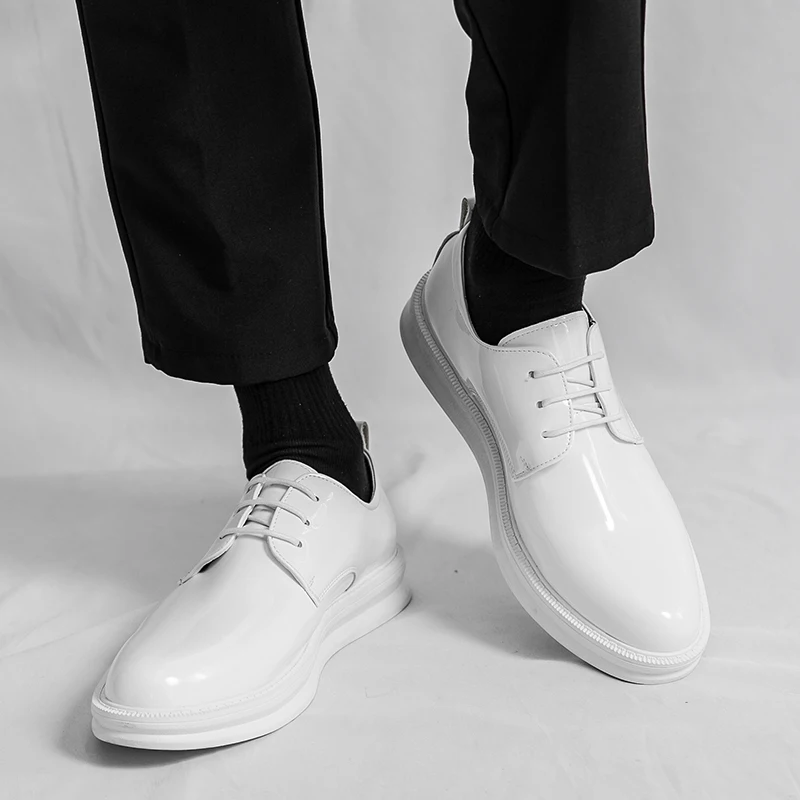 

Black and white patent leather men's shoes Versatile casual daily style Outdoor business party Adult office Wedding shoes Hot