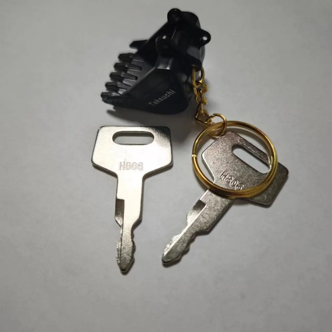 2pcs H806 Excavator Keychain for Takeuchi 60/75150/160/175/180 Fuel Tank Cover Ignition Switch Start Key