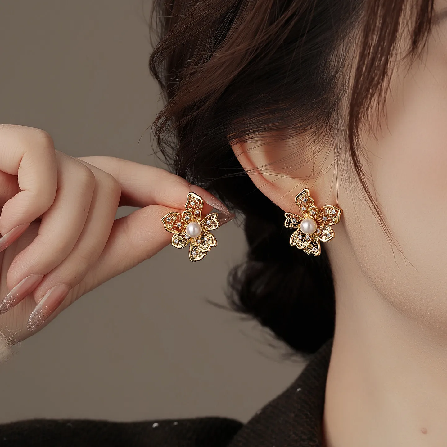 18K Vergoldete Mikro-Perlen Hohle Blumen-Ohrringe für Damen-Modeschmuck Elegante Sensation Neu 2026 Ohrstecker Ohrschmuck – Detail 3