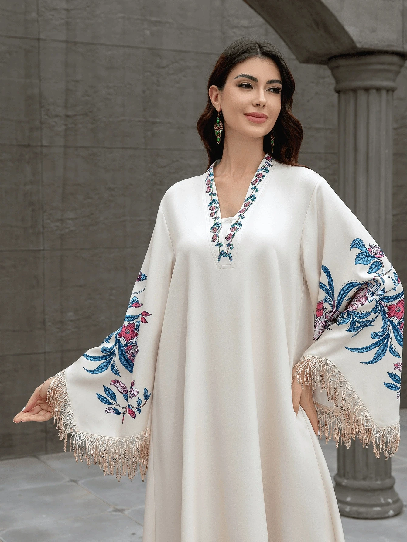 

Muslim Women's Luxury Fashion Robe V-neck Embroidered Tassel Temperament Middle East Saudi Arabia Islamic Ramadan Dress Abaya