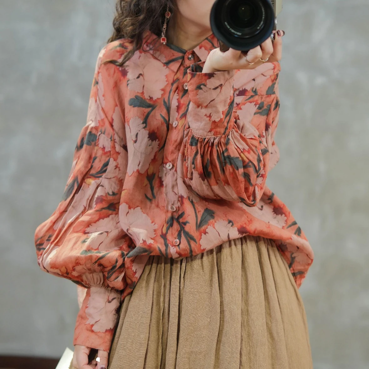 قميص كتان مطبوع أنيق للنساء جديد خريف 2025 مقاس كبير فاخر فريد من نوعه ذو جو جميل ونمط حلو وواسع