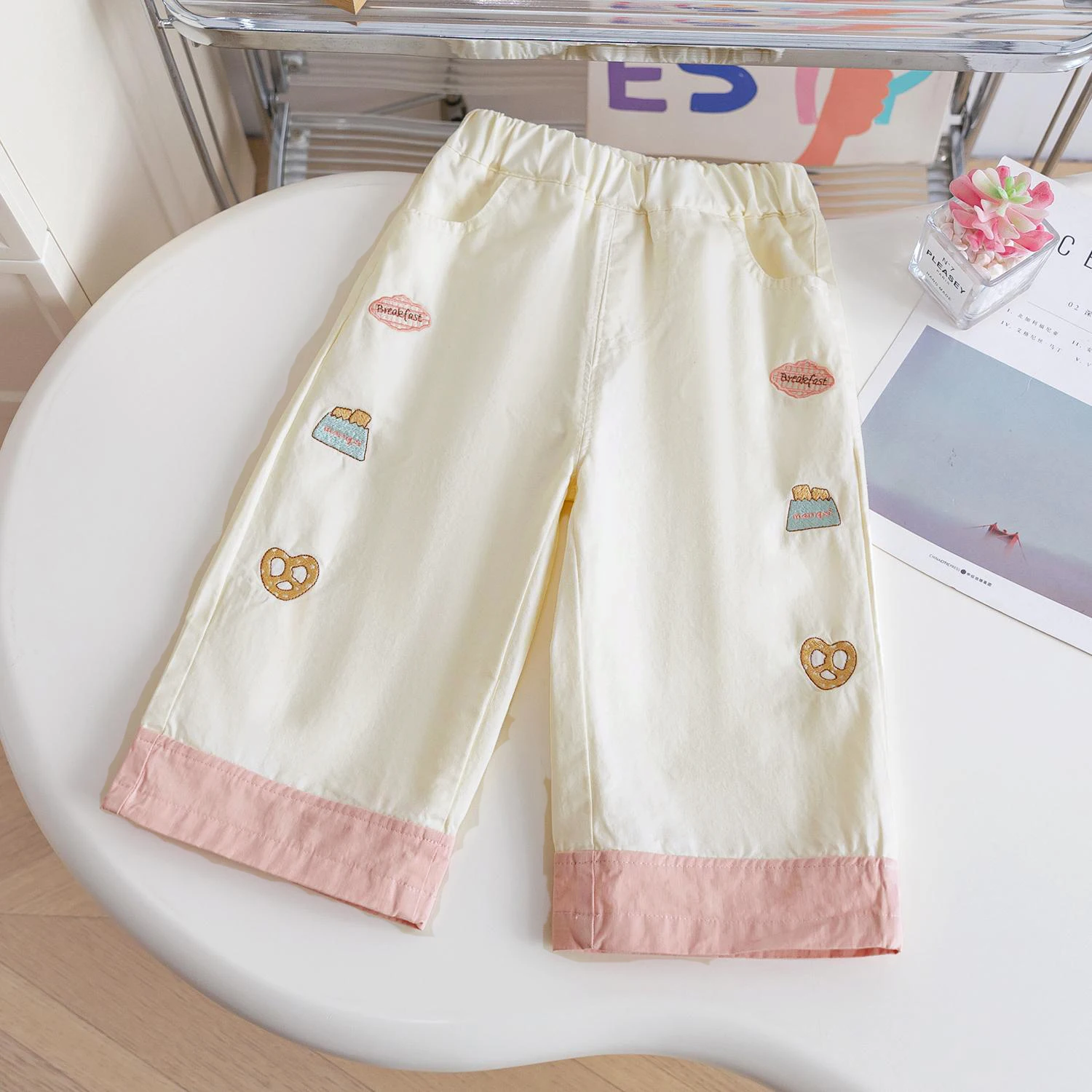 لطيف طفل الفتيات الكرتون التطريز السراويل الربيع الصيف فضفاض السراويل المستقيمة غير رسمية 2025 جديد الفتيات السراويل 1-6 سنوات