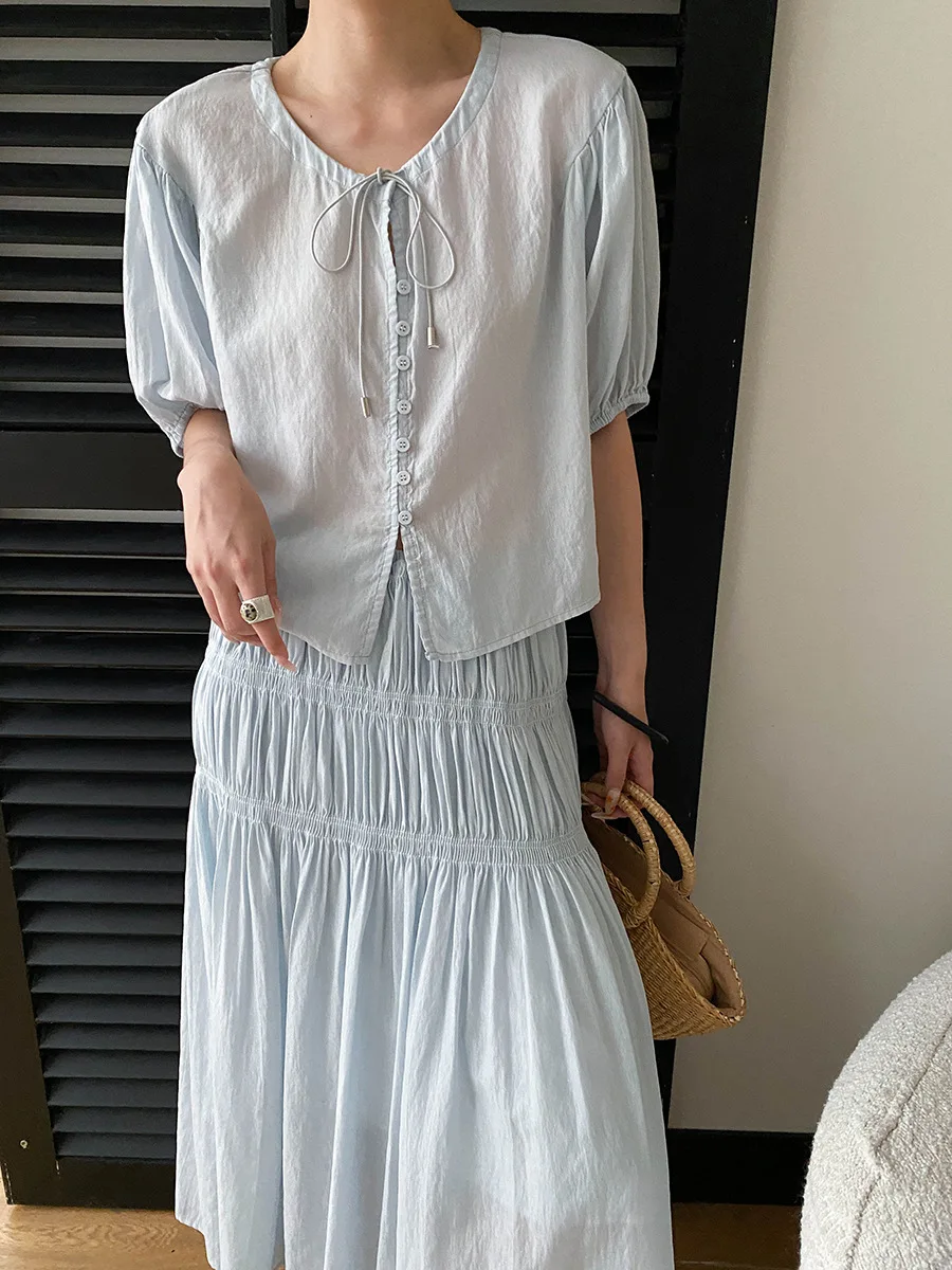 Sommerliches Damen-Set: Lässiges, einfarbiges, französisches Spitzenhemd mit kurzen Ärmeln und plissiertem, elastischem Rock mit hoher Taille – Detail 18