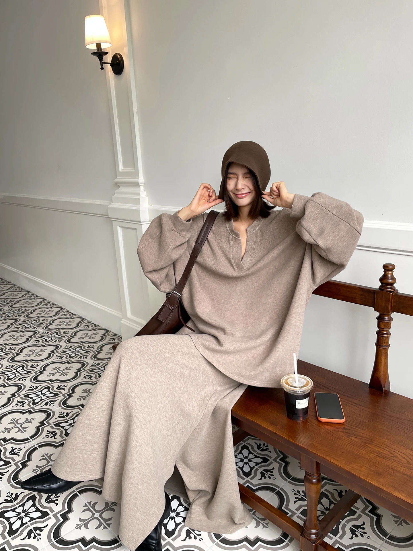 

Комплект JCCC O-Ne: вязаный свитер и юбка, светло-хаки, свитер с V-образным вырезом, юбка с асимметричным подолом, комплект из двух предметов, повседневный, свободный крой, тонкий.