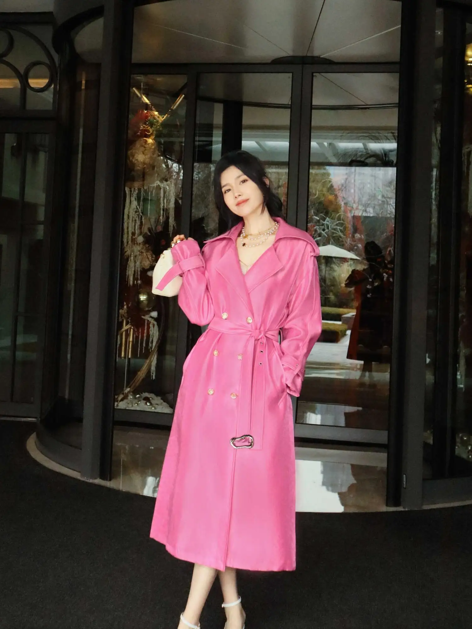 

Антивозрастная розовая универсальная длинная металлическая двухрядная верхняя одежда на пуговицах с поясом и поясом, свободное пальто для поездок на работу