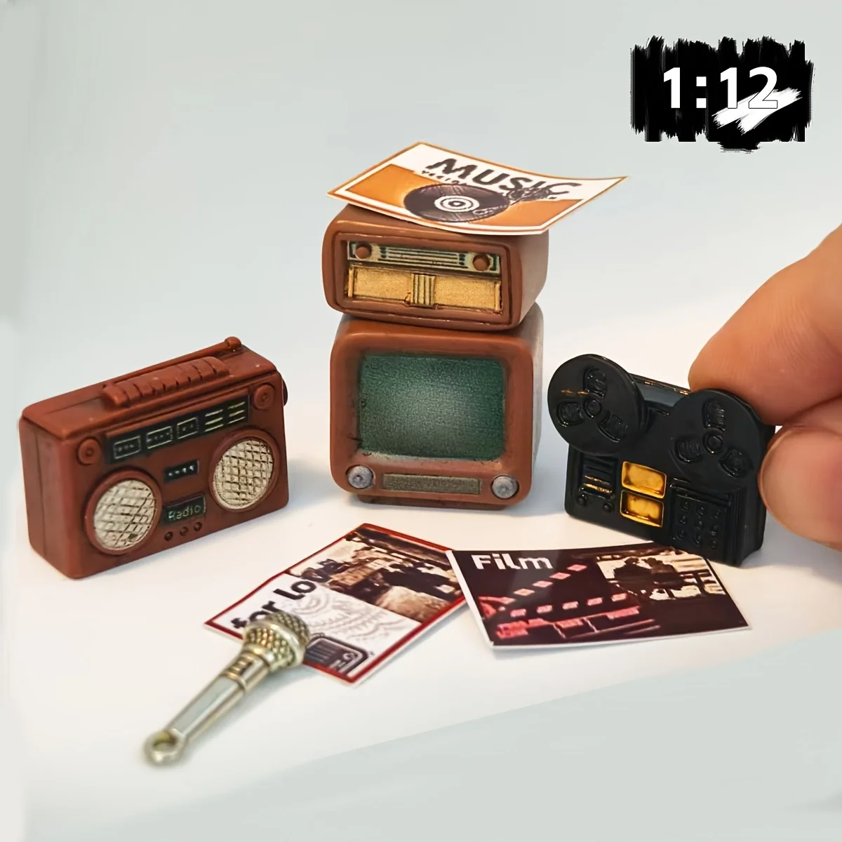 8-teiliges Retro-Miniatur-Audio-Video-Set, Projektor, Fernseher, DVD, Radio mit Mikrofon, Vintage-Puppenhaus-Filmszenen-Dekor, Sammlerstück-Geschenk – Detail 5