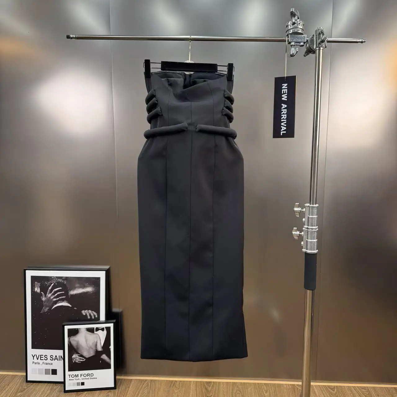 2025年冬新作 フレンチニッチデザイン プリーツロングドレス ウエストシェイプ ヘビーボタン ストラップレスドレス パーティードレス レディース