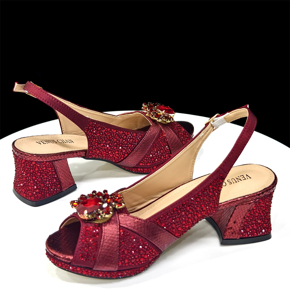 مجموعة مضخات نسائية أنيقة بكعب مفتوح من الأمام لعام 2025 بلون النبيذ المطابق - أحذية وحقائب إيطالية أنيقة للحفلات #4