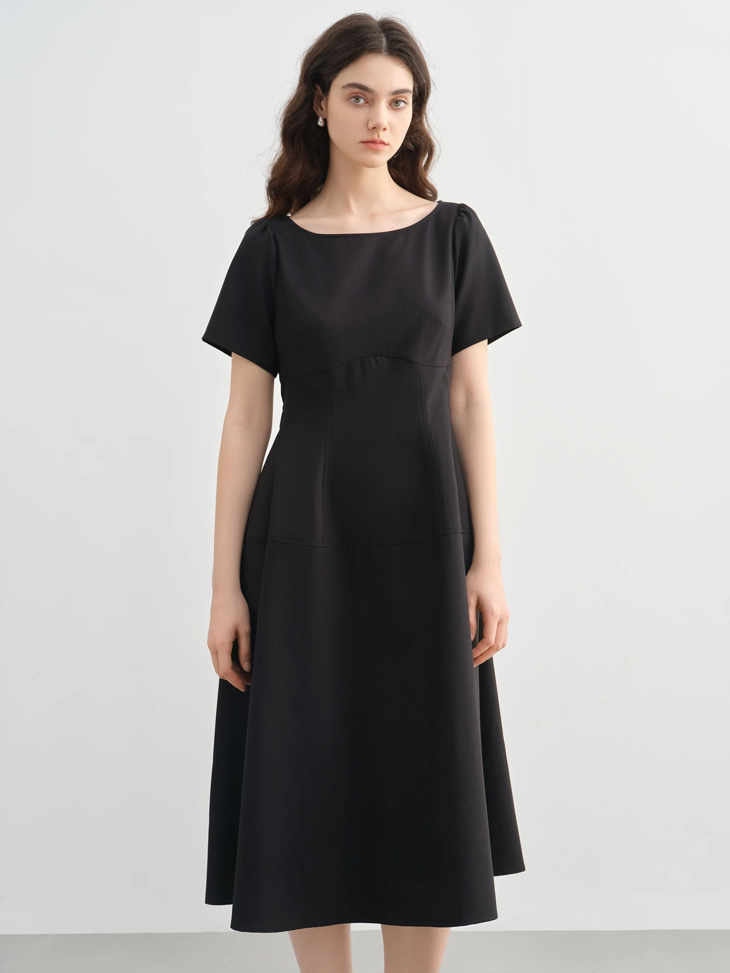 

DUSHU Plus Size 2025 Summer New Arrival Stylish Minimalist Bateau Neck Mid-Length Dress Hepburn Style Black Dress 25DS82283
