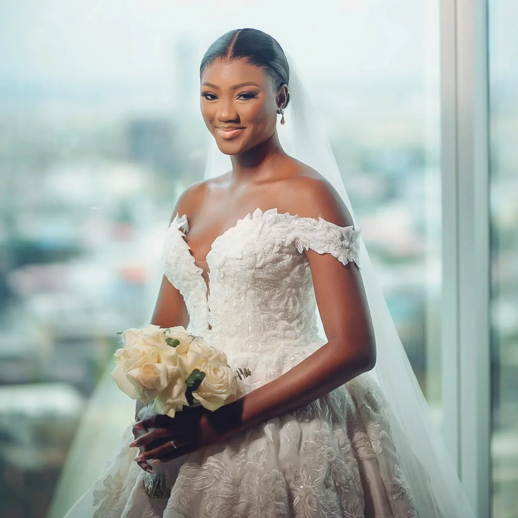 Suknia ślubna z błyszczącymi aplikacjami z koronki, suknia balowa, rozmiar plus size, do kościoła, z odkrytymi ramionami.