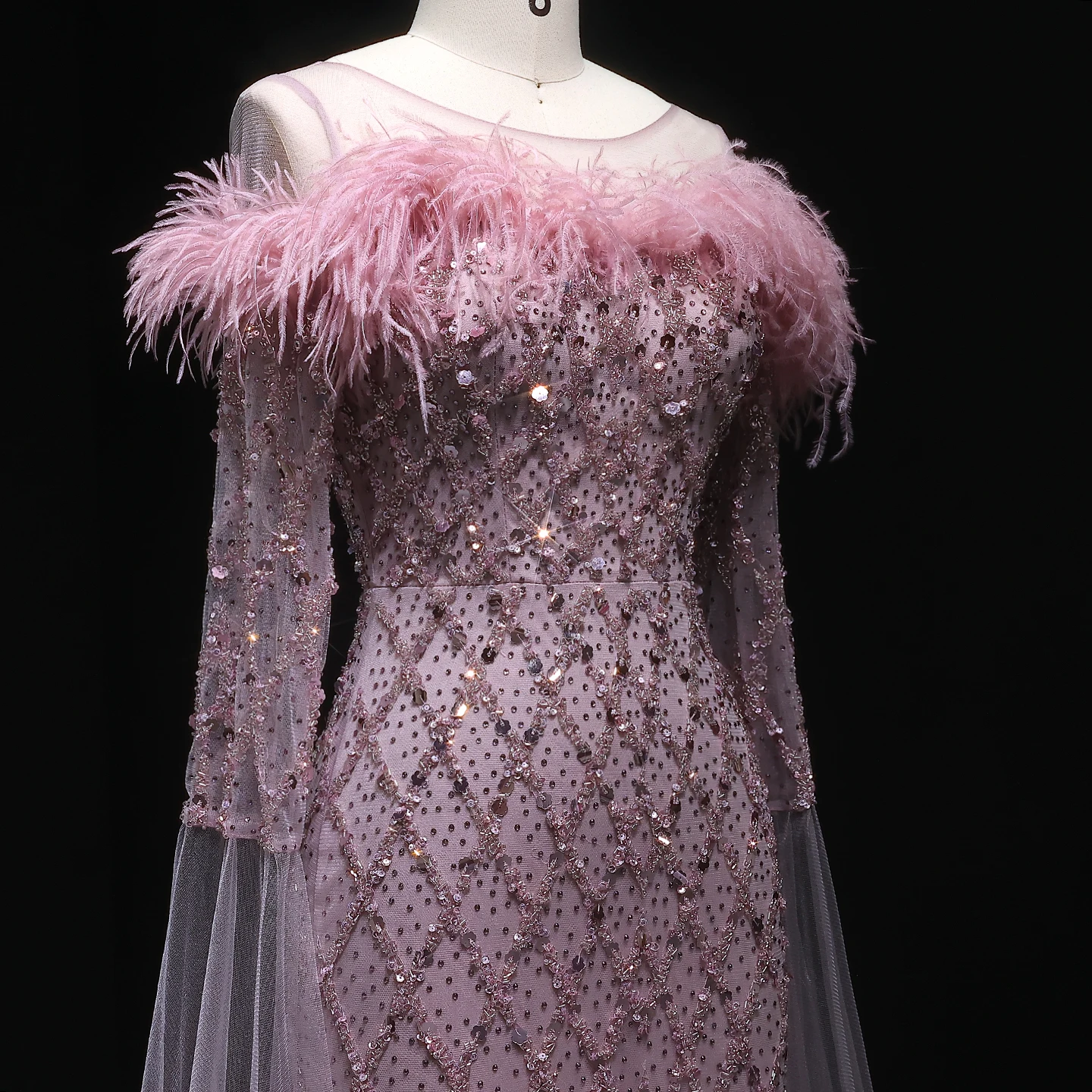 Sharon Said Luxuriöses Rosa Tüll-Abendkleid mit Federn, Langen Ärmeln, Schwer Perlenbestickt, Meerjungfrauenstil, für Formelle Anlässe und Partys, SS072 Maßanfertigung – Detail 6