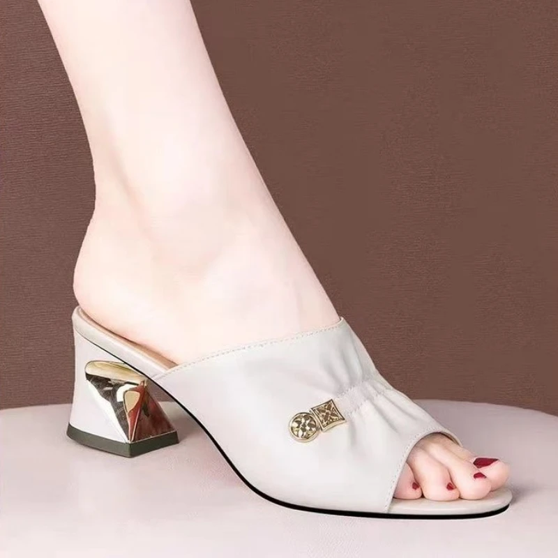 Damen-Sandalen mit offenem Zehenbereich, geometrischem Blockabsatz, plissierte Leder-Slipper, Sommer-Slip-On-Schuhe mit Metalldekor – Detail 3