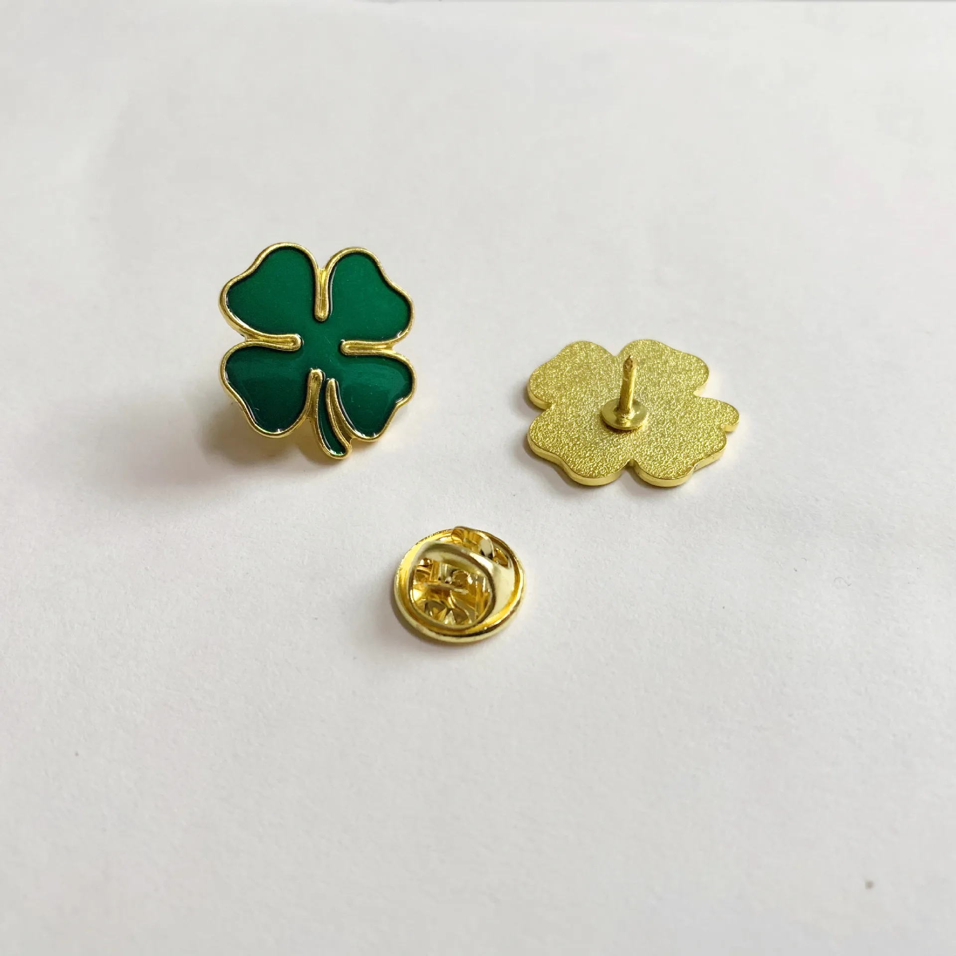 عيد القديس باتريك البرسيم التلبيب دبوس البرسيم دبوس بروش عيد باتريك محظوظ أربع أوراق البرسيم بروش هدايا العيد الأيرلندية