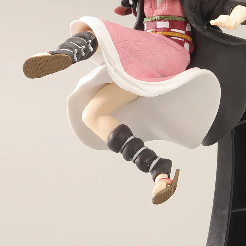 12CM Anime pogromca demonów Kamado Nezuko walcząca postawa Kick zabawka figurka prezent kolekcja dla dzieci z PVC