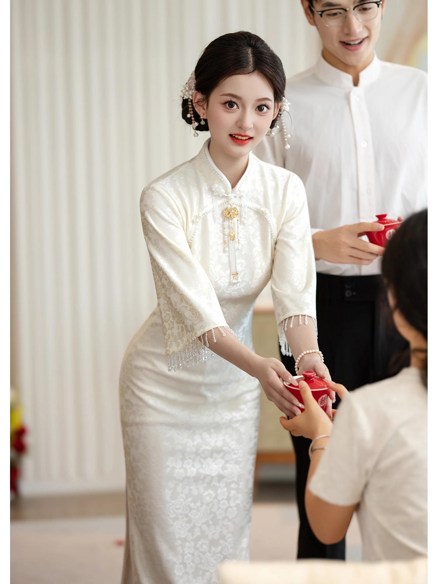 

Белое длинное платье-ципао для помолвки, дышащее, из полиэфирного волокна, свадебное платье в китайском стиле, женская модная одежда